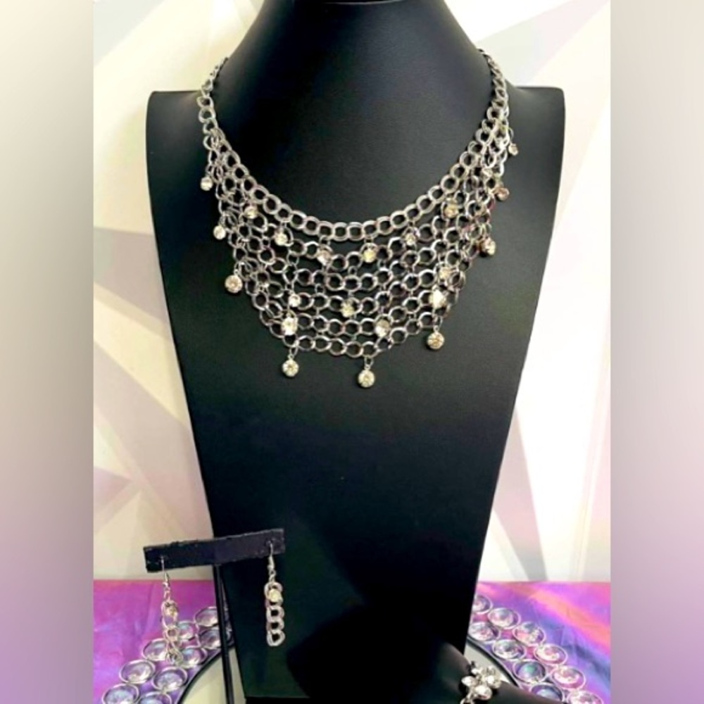Beautiful necklace and earrings set.Very Elegant Perfect for the New Year❤️